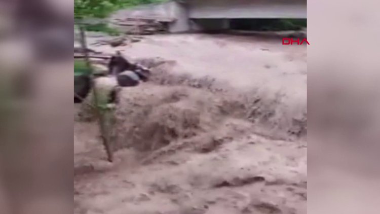 Tokat'ta sağanak menfezleri tıkadı, 5 mahalleye ulaşım sağlayan yol göle döndü
