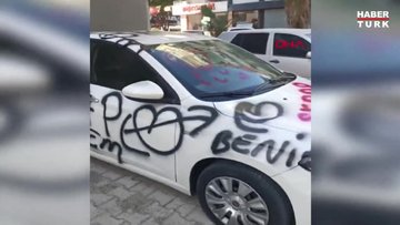 Park halindeki otomobile sprey boya ile 'aşkını' yazdı