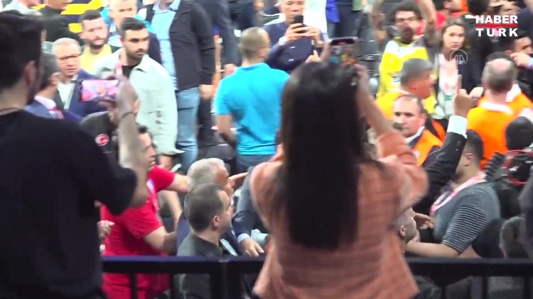 Anadolu Efes-Fenerbahçe Beko maçının ardından gerginlik yaşandı