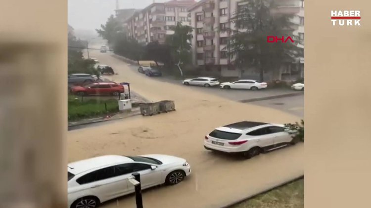 Ankara'da etkili olan sağanakta caddeler suyla doldu, vatandaşlar zor anlar yaşadı
