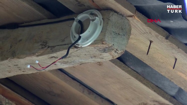 Şiddet gören kadın evinin önüne barikat kurdu; Yaşadıklarını gözyaşları ile anlattı