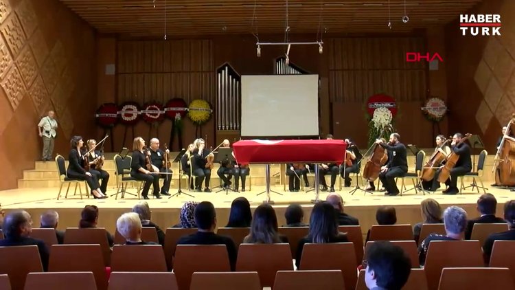 Suna Kan' a Cumhurbaşkanlığı Senfoni orkestrasında tören