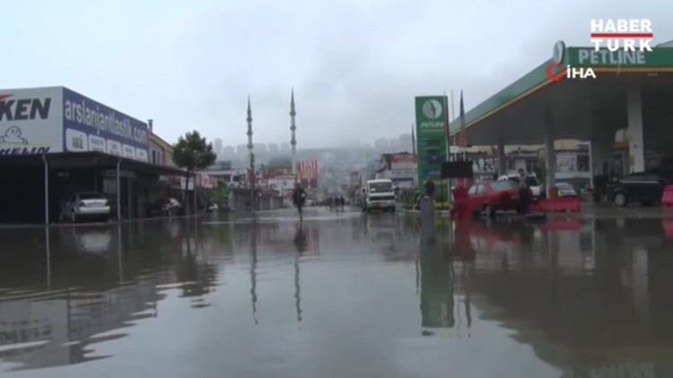 Samsun Valisi Dağlı ve Belediye Başkanı Demir selin vurduğu sanayi bölgesinde açıklamalarda bulundu