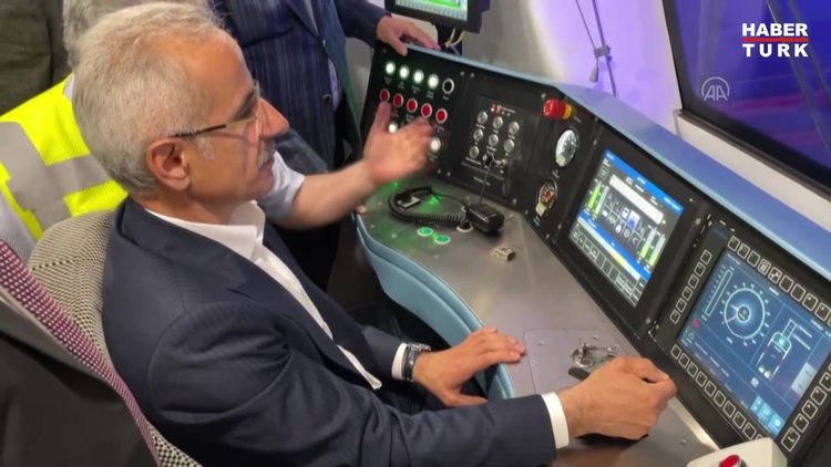 Bakan Uraloğlu, İstanbul Havalimanı metro hattının Gayrettepe istasyonunda incelemelerde bulundu