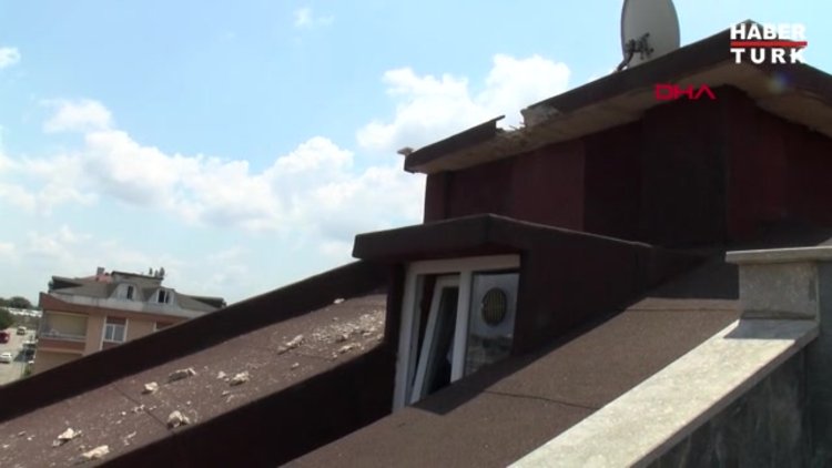 Sancaktepe'de binanın çatısına yıldırım düştü; elektronik eşyalar zarar gördü