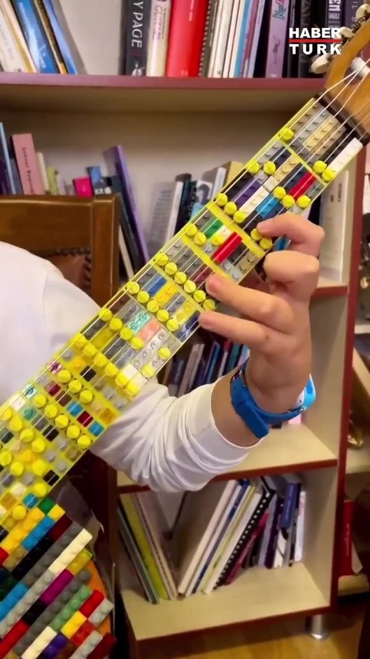 Guns N' Roses gitar çalan Türk öğrenciyi paylaştı