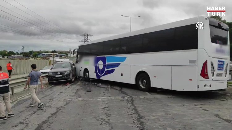 Arnavutköy'de karşı şeride geçen otobüs çok sayıda araca çarptı