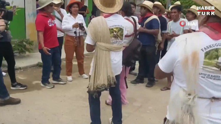 Meksikalı belediye başkanı timsahla evlendi, gelinlik giydirdi, dans etti