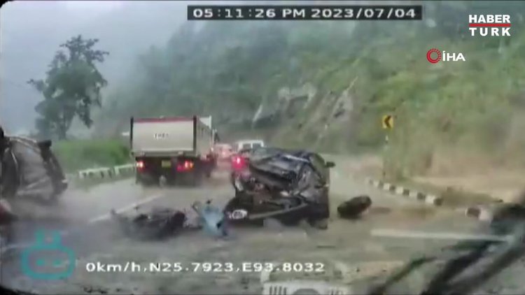 Yamaçtan düşen kayalar araçları ezdi: 2 ölü, 3 yaralı