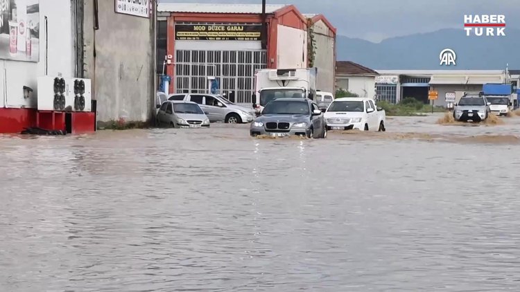Sular altında kalan sanayi sitesinin esnafı, araç ve malzemeleri tahliye ediyor