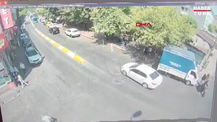 Beyoğlu'nda polis, motosiklet ile kaçan gaspçıların üzerine atlayarak yakaladı