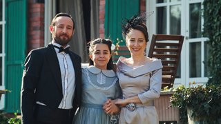 Melissa, Cüneyt ve Mahinur arasındaki gizemi çözmeye karar verir.