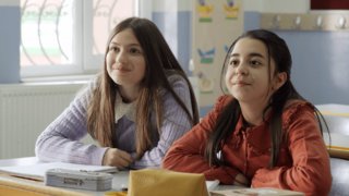 Geçmiş Melissa ile Görkem’in arasını açarken, Öykü kendini gizlemekten vazgeçer. 