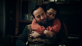 Mahinur kırılan gururuyla öfke saçarken Melissa büyük hayal kırıklığı yaşar. 