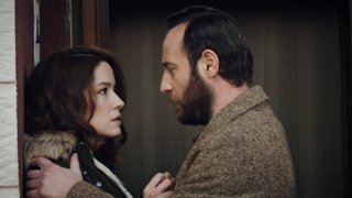 Melissa bulduğu kolyenin gizemini merak eder. Geçmişin izleriyle yaralanan Mahinur, Cüneyt’ten kaçarken, Görkem’in karanlığına ışık olur. ...