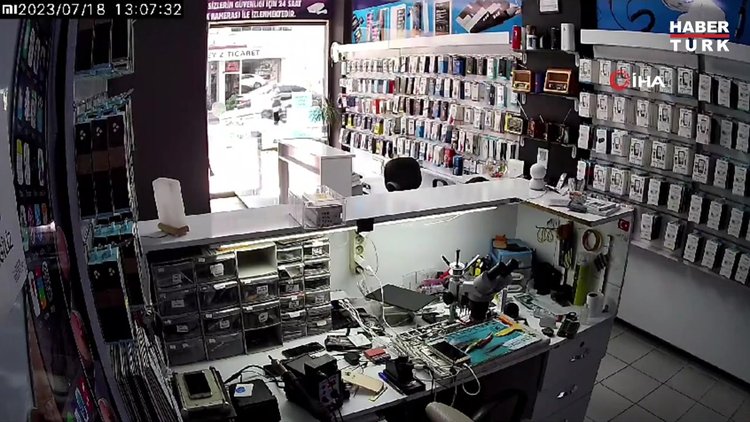 Şarjda duran cep telefonu bomba gibi patladı