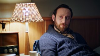 Hırsızlıkla suçlanan Büşra, Azra’dan intikam almak için yemin eder. 