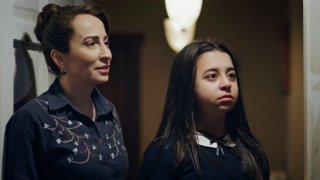 Orhan, Melissa’yı manipüle etmeye çalışırken, Defne’nin şüpheleri artar. Kadir, Yeşim’in kendisini affetmesi için uğraşır. ...