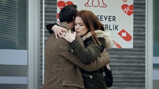 Melissa, ormanda rastladığı yabancının hayatını değiştireceğinden habersizdir. 