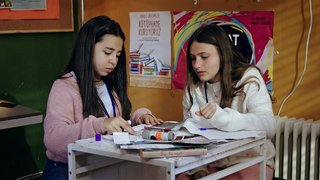 Melissa, Defne ile küslüğünü bitirmek için bir çözüm yolu arar. 