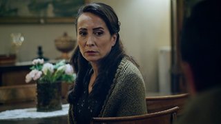 Melissa, Orhan hakkındaki şüphelerini anlatırken, Mahinur kooperatif üyelerini uyarmak için harekete geçer. 