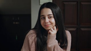 Dedikodular yüzünden Öykü ile Metin’in arası açılır. 