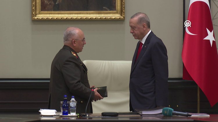Cumhurbaşkanı Erdoğan'dan MGK toplantısında hediye ve madalya takdimi