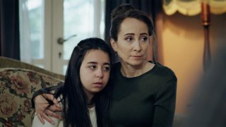 Serkan, Sermin’in ölümünden Melissa’yı sorumlu tutar. Mahinur, Melissa’yı kurtarmak için silahın önüne atlar.