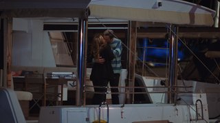 Defne çantayı Ozan'a teslim etti. 