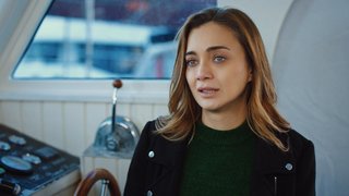 Defne altınların bir kısmının Murat'ın tedavisi için olduğunu ve bu yüzden ihtiyacı olduğunu Ali'ye söyledi.