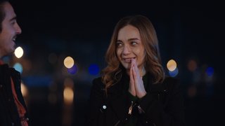 Murat çantayı otoparktan alıp Defne'nin yanına geldi.