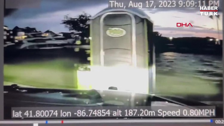 Polisin, seyyar tuvalet kabinini kovaladığı anlar kameraya yansıdı