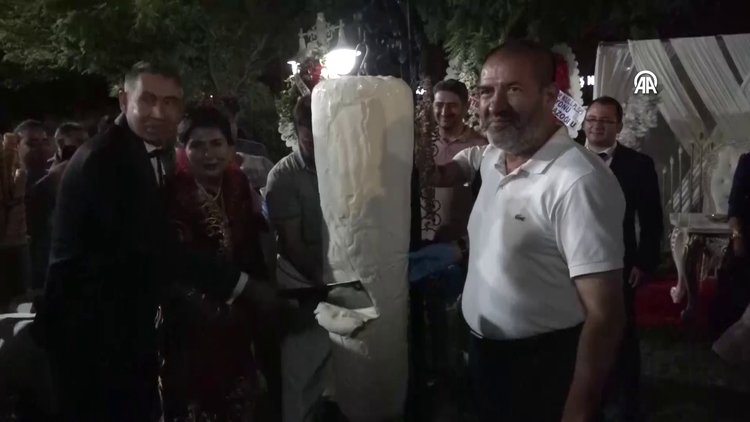  Düğünde pasta yerine dondurma kesildi