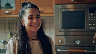 Melissa ve Görkem, Enorganik şirketiyle ilgili dosyayı hazırlar.