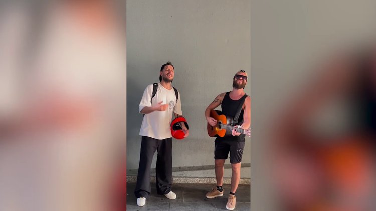  Uraz Kaygılaroğlu'dan sokak müzisyeniyle düet