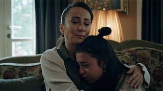 Görkem’in gitmek zorunda olduğunu öğrenen Melissa yıkılır.