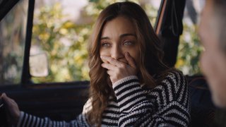  Defne çantayı Ozan’a verdi ve Ali’nin davasında yardımı dokunacak bir çipi kopyalamasını sağladı.