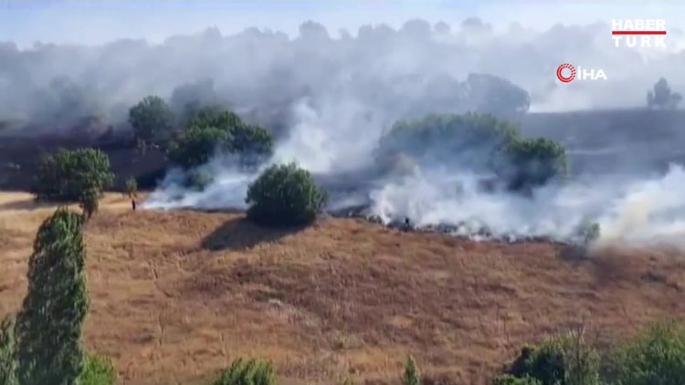 Diyarbakır'da gece çıkan örtü yangını devam ediyor