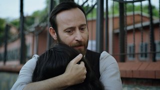 Mahkemeyle ilgili gerçekleri öğrenen Melissa evden kaçarken Fevzi ile karşılaşır.