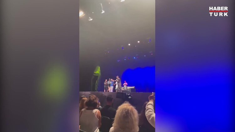 Sahnede Sevgili S rprizi Video sahnede-sevgili-s-rprizi-video