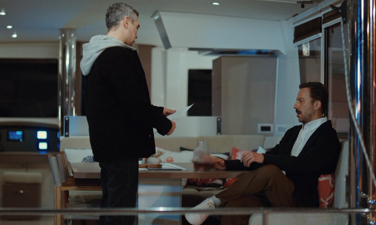 Ali Ozan'ı köşeye sıkıştırıyor!