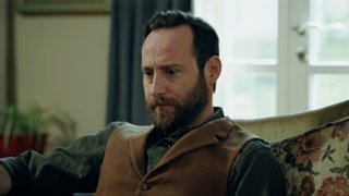 Fevzi, Melissa’ya geçmişte yaşananları anlatmak için bir şans ister.