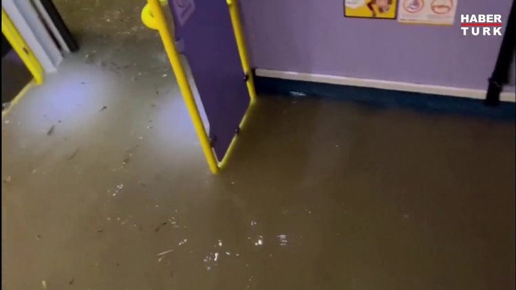 Hong Kong'da 140 yılın en şiddetli yağışı! Sokaklar ve metro sular altında kaldı