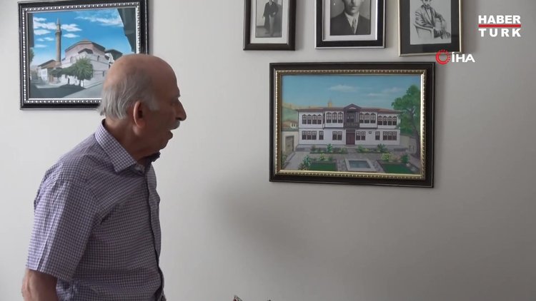 23 yıl önce yapmaya başladığı yağlı boya tabloları evinde sergiliyor