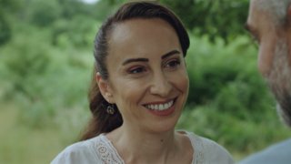 Melissa, Cüneyt ve Mahinur’un düğünü için hayaller kurarken, Mahinur evlenmekten vazgeçer.