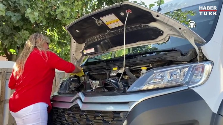 Kadın servis şoförü 14 yıldır direksiyon sallıyor