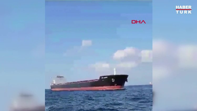 O anlar kamerada! Ahırkapı açıklarında iki gemi çarpıştı!