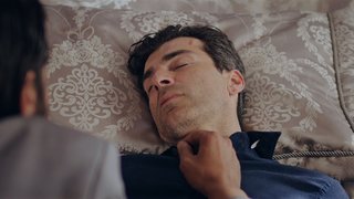 Azra yaptıklarını inkar ediyor.