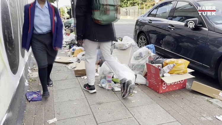 Doğu Londra'da günlerdir toplanmayan çöp, halk sağlığını tehdit ediyor