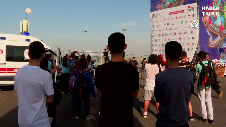 Teknofest İzmir, kapılarını açtı Jandarma helikopterleri zeybek gösterisi yaptı